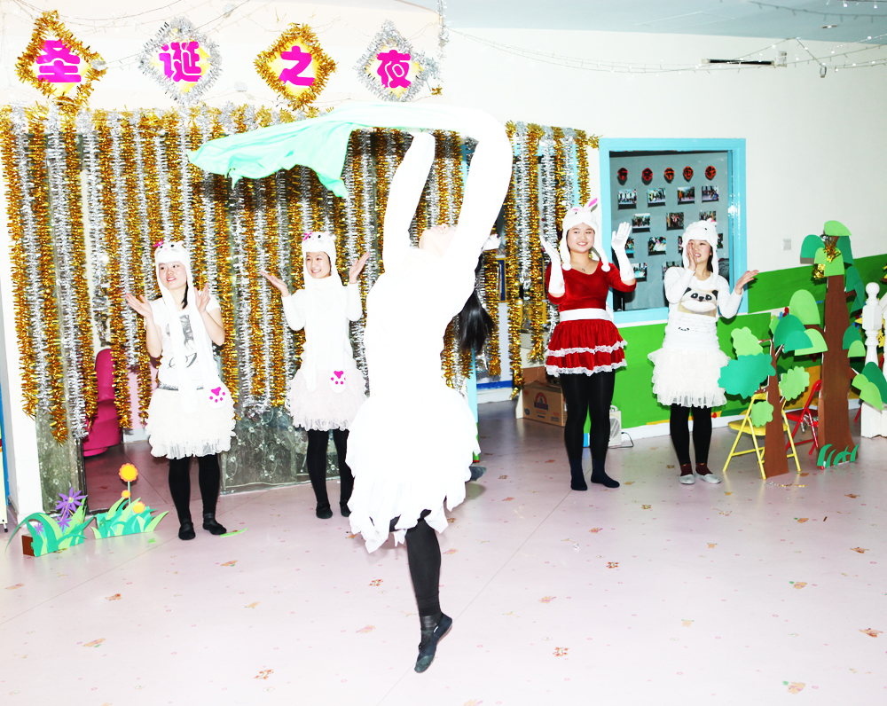 SBOBET利记官网 圣诞舞会 音乐舞台剧 ：丑小鸭